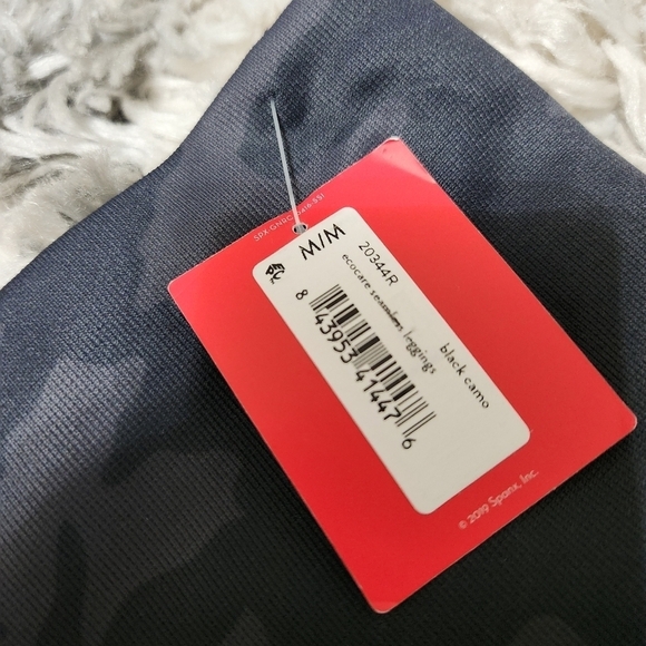 NWT Spanx Look at Me Now Black Camo ecocare seamless Leggings M - Picture 7 of 8